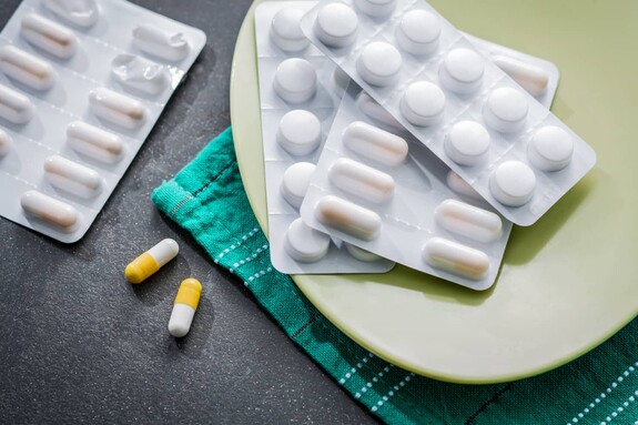 Antibiotika gegen Sinusitis liegen auf einem Tisch.