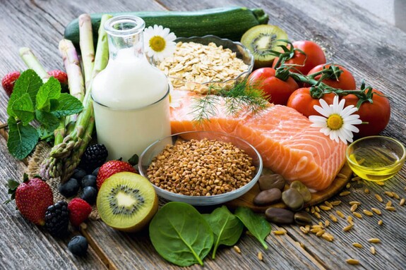 Frisches Gemüse, Obst und Fisch auf dem Esstisch stärken die Abwehrkräfte und das Immunsystem
