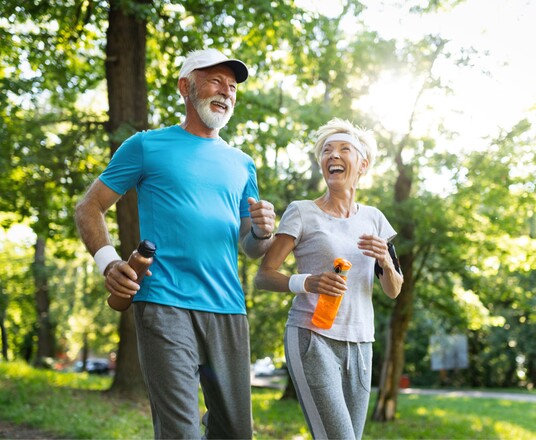 Seniorenpaar am Joggen im Park