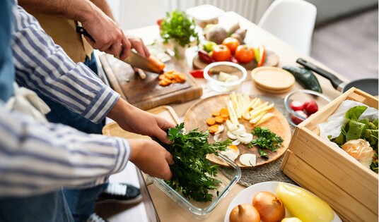 Frisches Gemüse und Obst in Zubereitung stärken die Abwehrkräfte und das Immunsystem