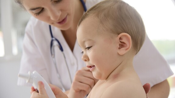 Baby mit Bronchitis wird von einer Ärztin behandelt.