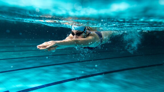 Eine Frau verwendet die richtige Atmung beim Schwimmen unter der Wasseroberfläche.