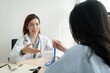 Eine Frau führt einen Lungenfunktionstest mit einem Spirometer durch
