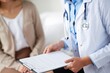 Ärztin führt Anamnese zur Bronchitis-Behandlung durch.