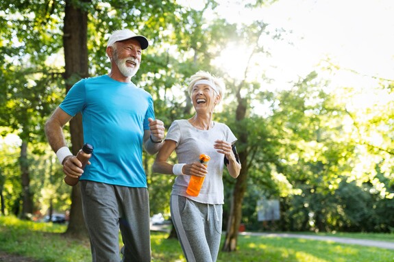 Seniorenpaar am Joggen im Park
