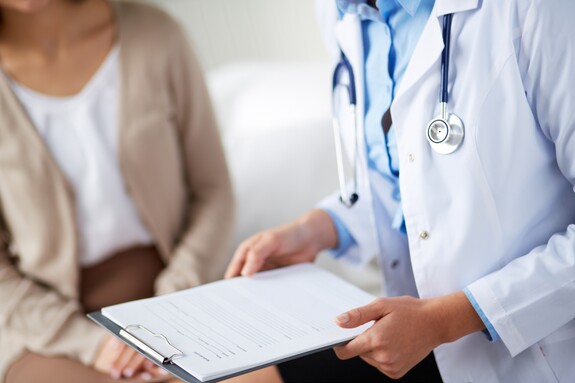 Ärztin führt Anamnese zur Bronchitis-Behandlung durch.
