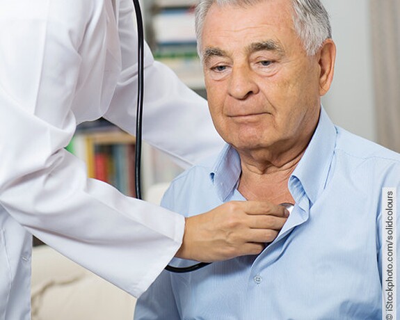 Bronchitis-Patient wird von einem Arzt untersucht.
