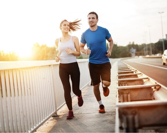 Ein Mann und eine Frau achten beim Joggen darauf, richtig zu atmen.