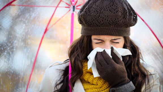 Sinusitis: Frau massiert putzt sich die Nase.
