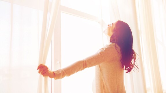 Frau am Fenster