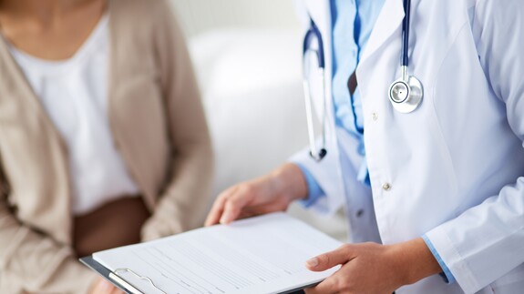 Ärztin führt Anamnese zur Bronchitis-Behandlung durch.